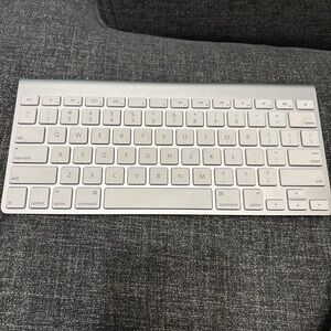 Apple Wireless Bluetooth Magic Keyboard A1314 for Mac Silver/White WORKS!